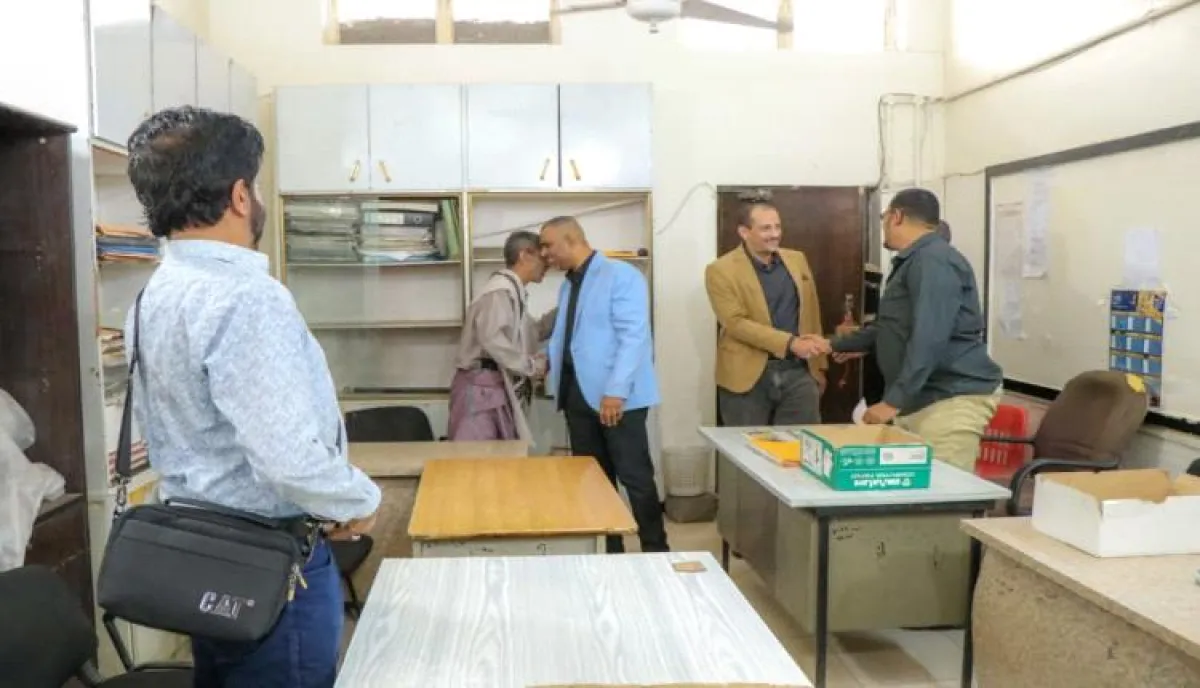 وكيل محافظة عدن يتفقد مستوى الانضباط الوظيفي في المؤسسة المحلية للمياه