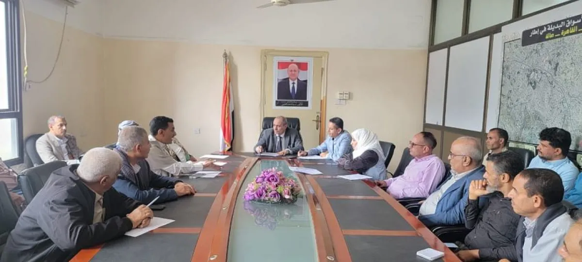 تعز تتخذ تدابير احترازية لموسم الأمطار.. المخلافي يشدد على إزالة المخلفات وسرعة الاستجابة