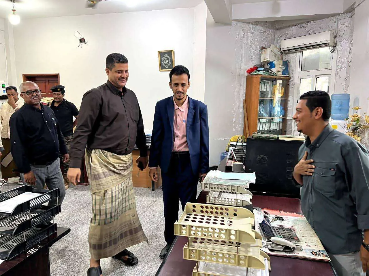 وكيل حضرموت الجيلاني يتفقد الانضباط الوظيفي في عدد من المرافق الحكومية بعد إجازة عيد الفطر المبارك