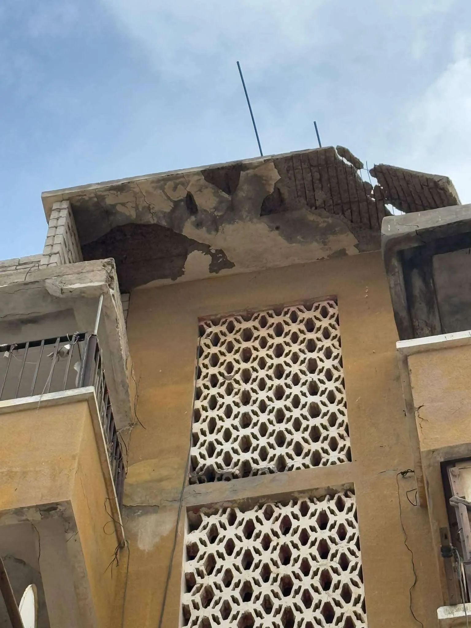 استجابة لشكاوى المواطنين.. إزالة سقف متهالك بالمعلا اليوم