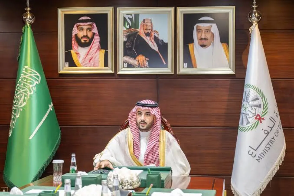 وزير الدفاع السعودي يبحث مع وزير الدفاع المجري استمرار الاعتداءات الإيرانية السافرة على المنطقة