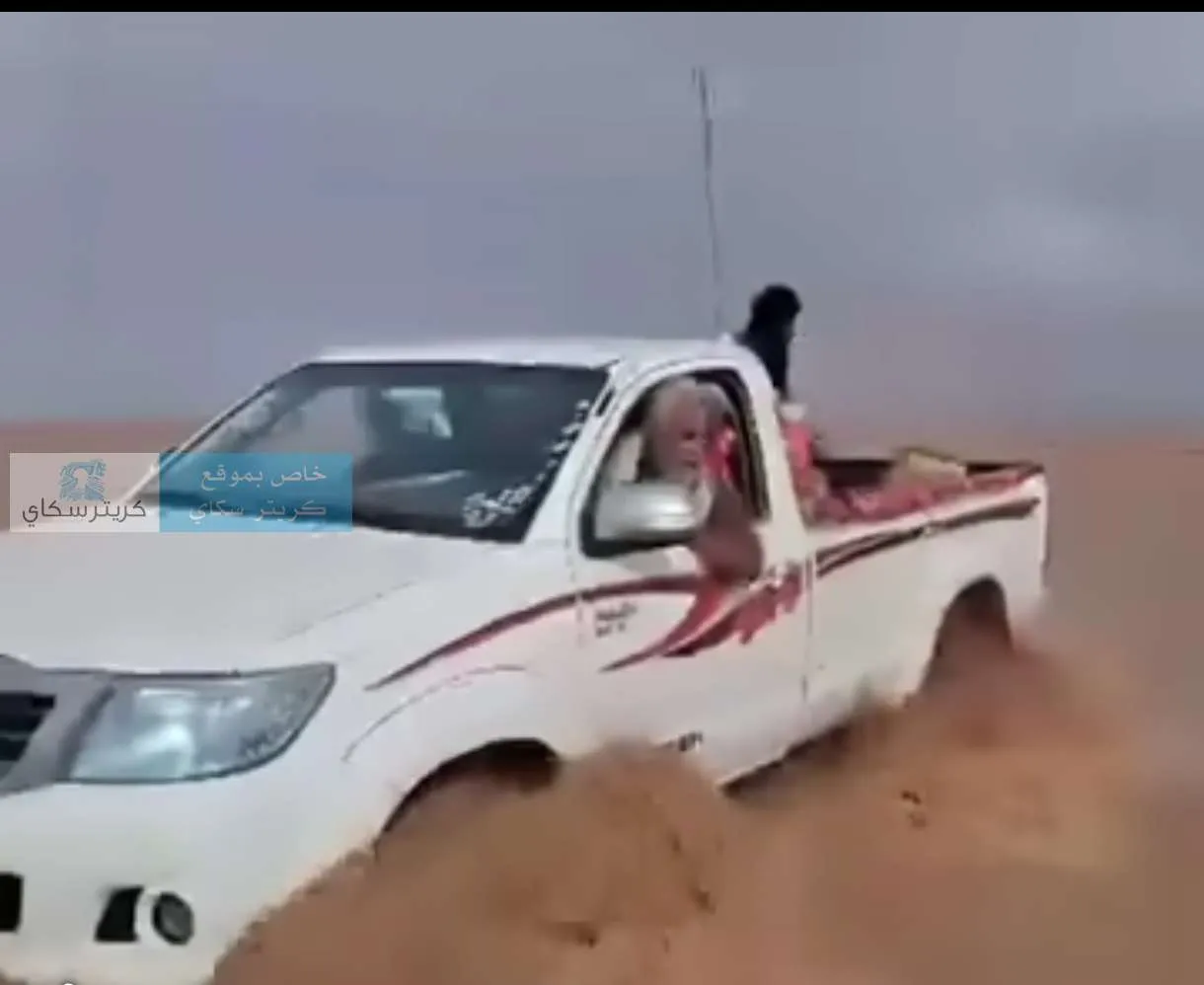 نجاة سائق وسيارته من السيول بأعجوبة