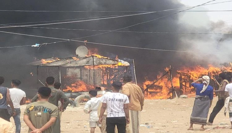 منظمات الإخوان تخزن آلاف الخيام والمواد الإيوائية بمارب دون صرف.. والحرائق تلتهم مخيمات النازحين