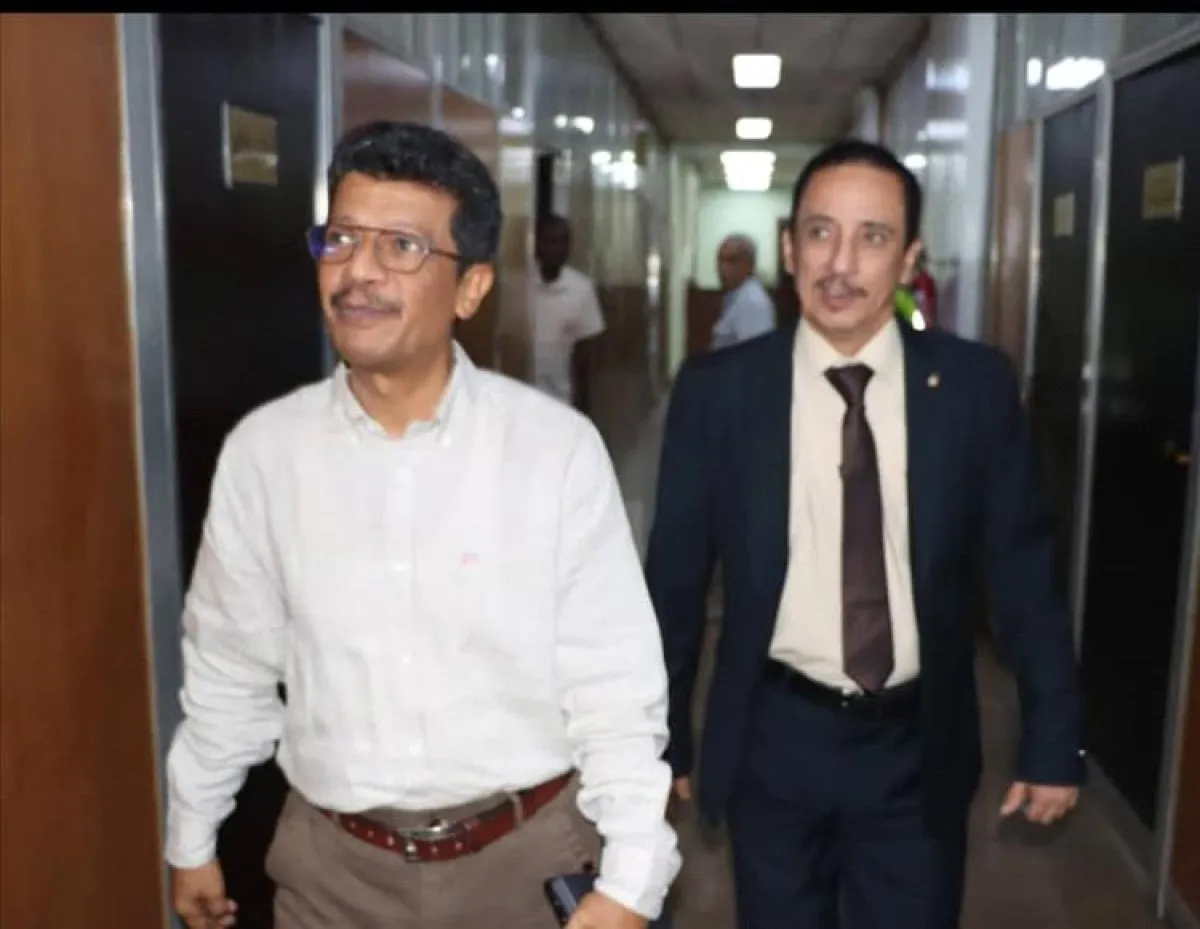 جولة تفقدية لقيادة شركة النفط بعدن لمتابعة سير العمل وتهنئة الموظفين