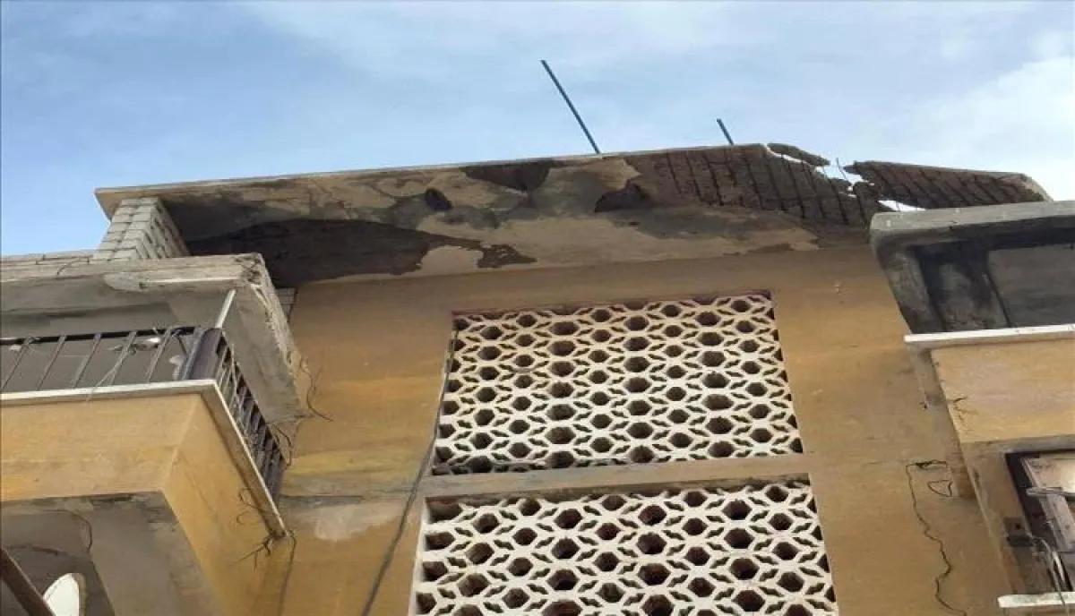 الجاوي يوجه بإزالة سقف متهالك في المعلا حفاظاً على أرواح المواطنين