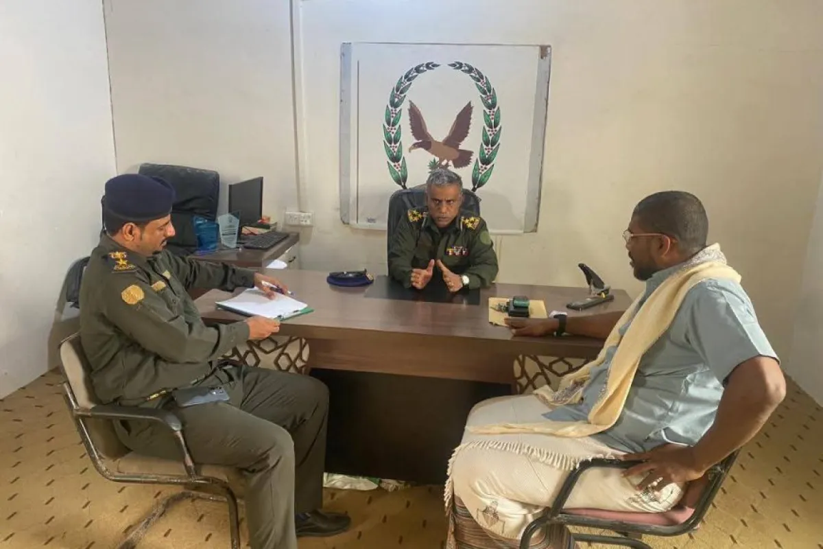 مدير أمن المهرة يتفقد الانضباط الوظيفي في الإدارات الأمنية عقب إجازة العيد