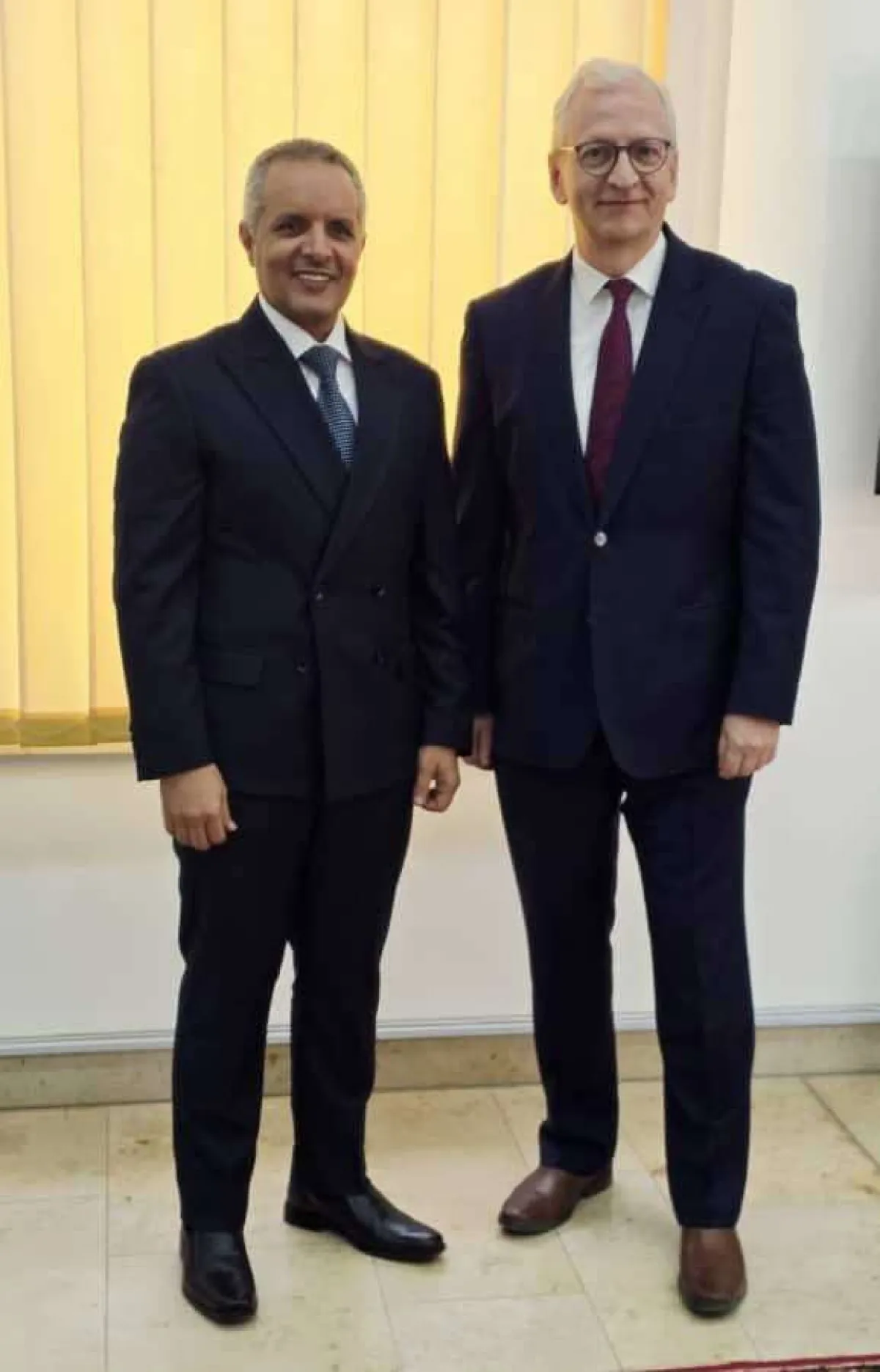 وزير الشؤون الاجتماعية والعمل يلتقي سفير ألمانيا لبحث تعزيز التعاون الإنساني والتنمية في اليمن