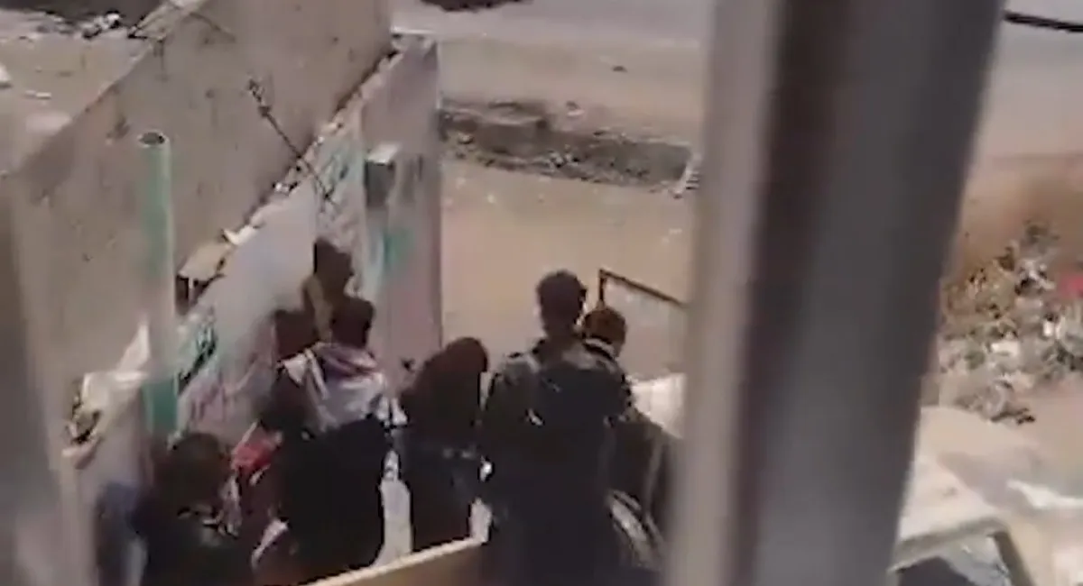 مليشيا الحوثي تعتدي على مواطن أمام أسرته في إب