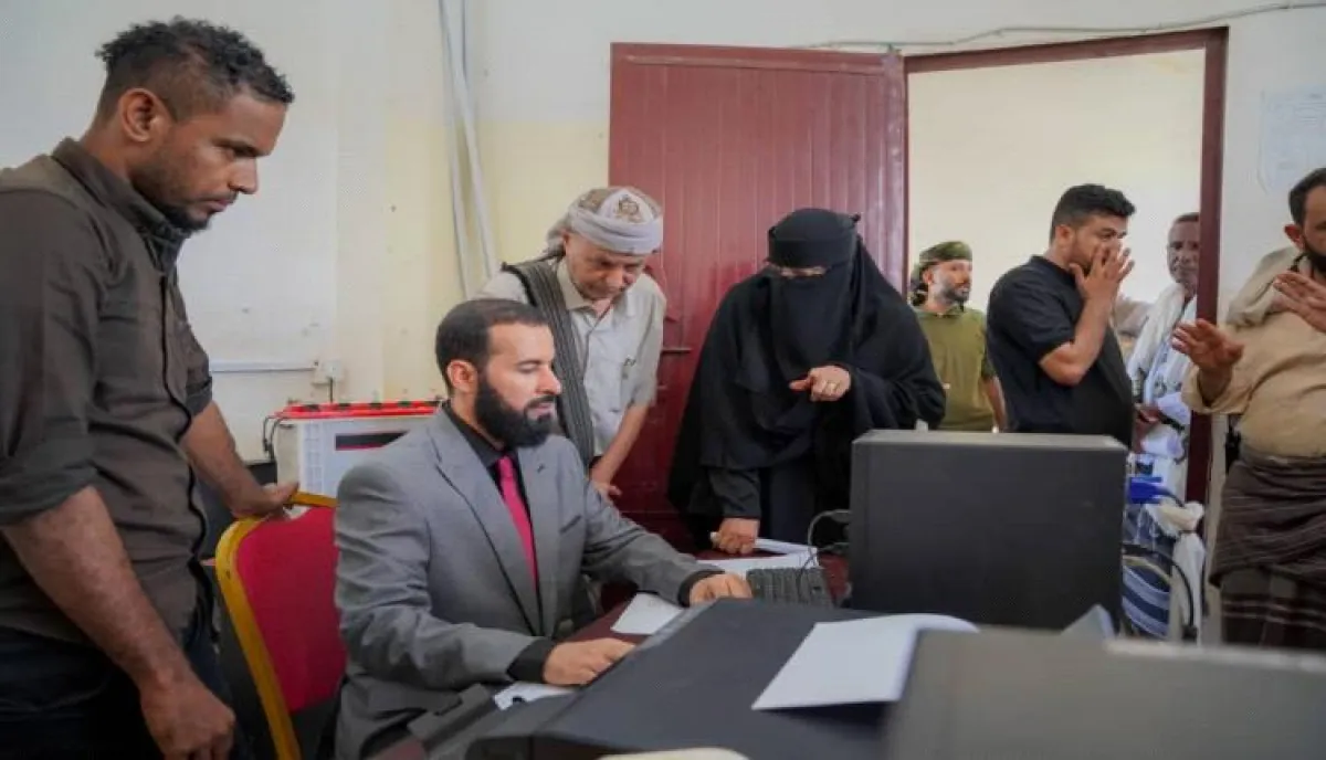 محافظ أبين يتفقد مستوى الانضباط الوظيفي عقب إجازة عيد الفطر المبارك