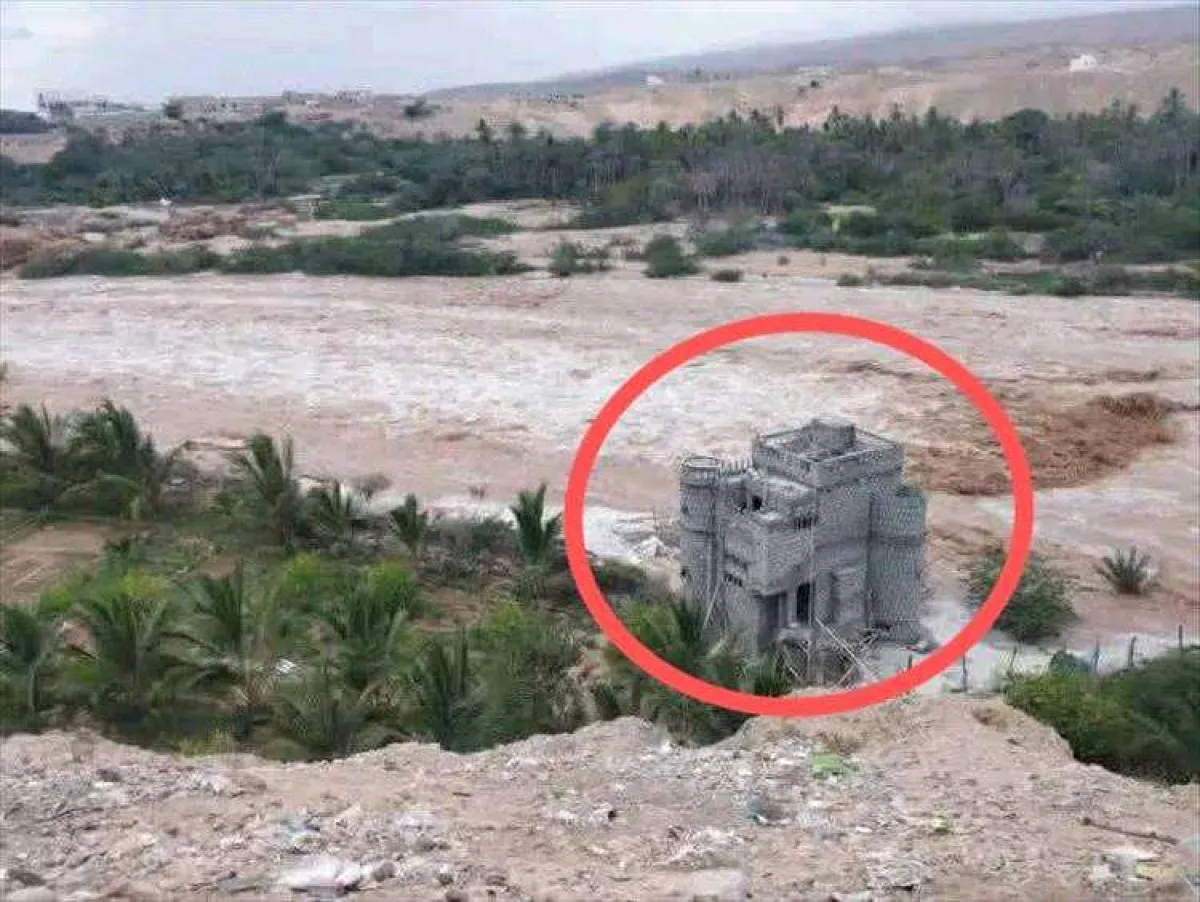 عاجل:سيول جارفة تحاصر منزلًا مكونًا من أربعة طوابق