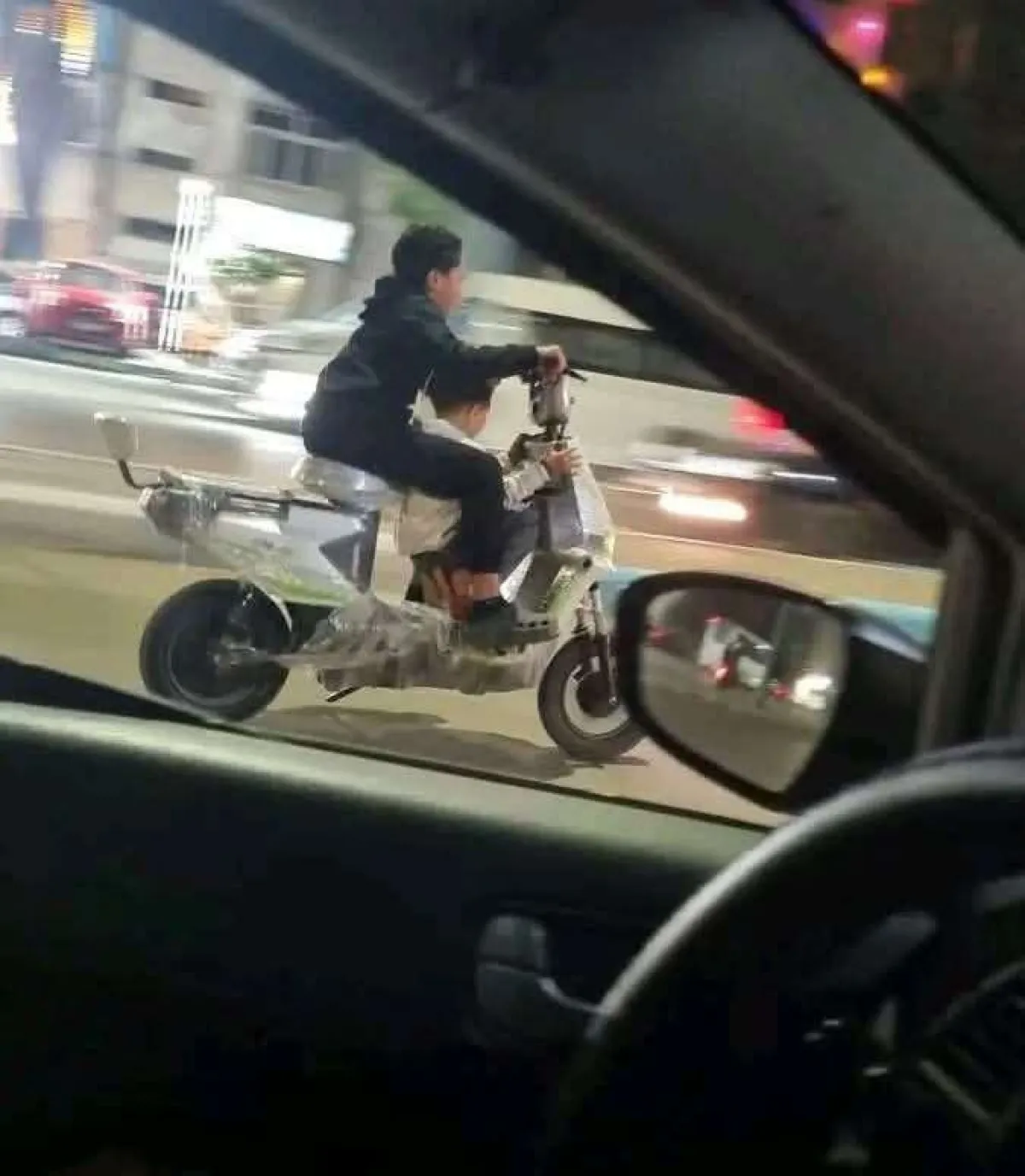 انتشار ظاهرة غريبة للأطفال في الشوراع