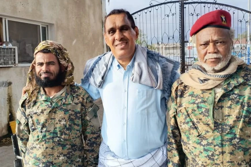 عميد كلية اللغات والترجمة بجامعة عدن يزور حراسة الكلية ويهنئهم بعيد الفطر المبارك