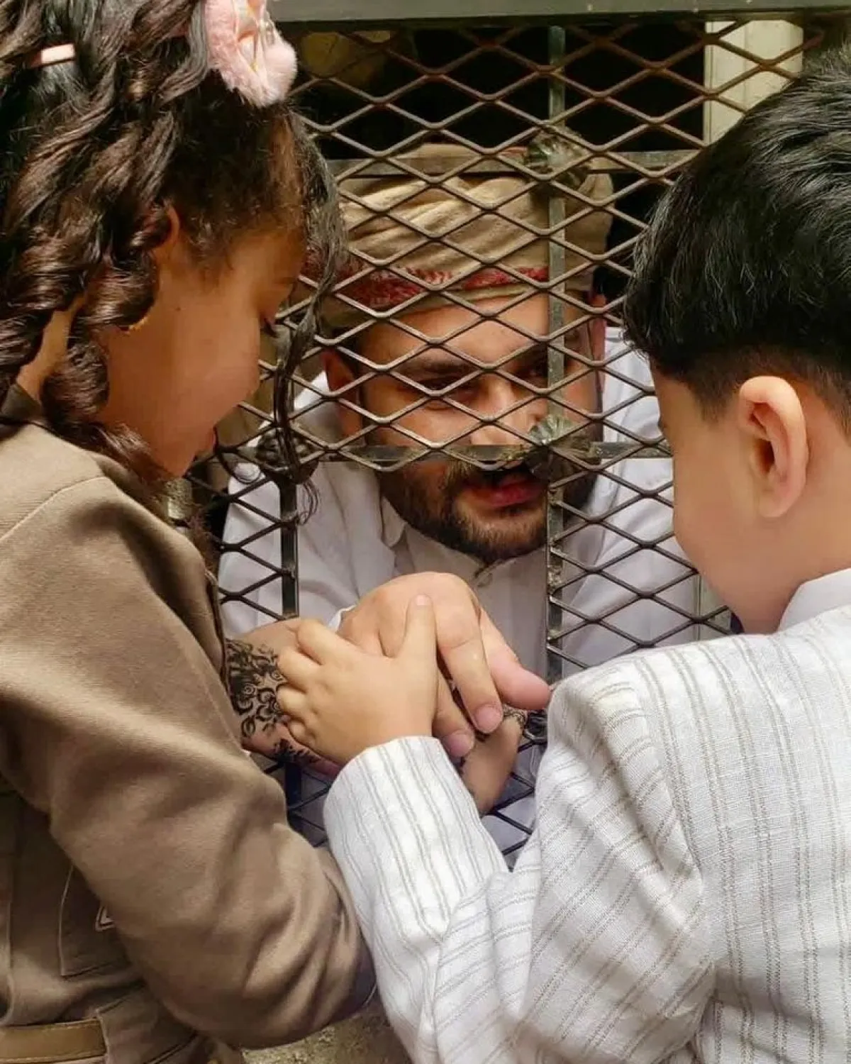 الحوثيون يواصلون احتجاز بطل السباحة عسير القادري منذ أشهر دون تهمة