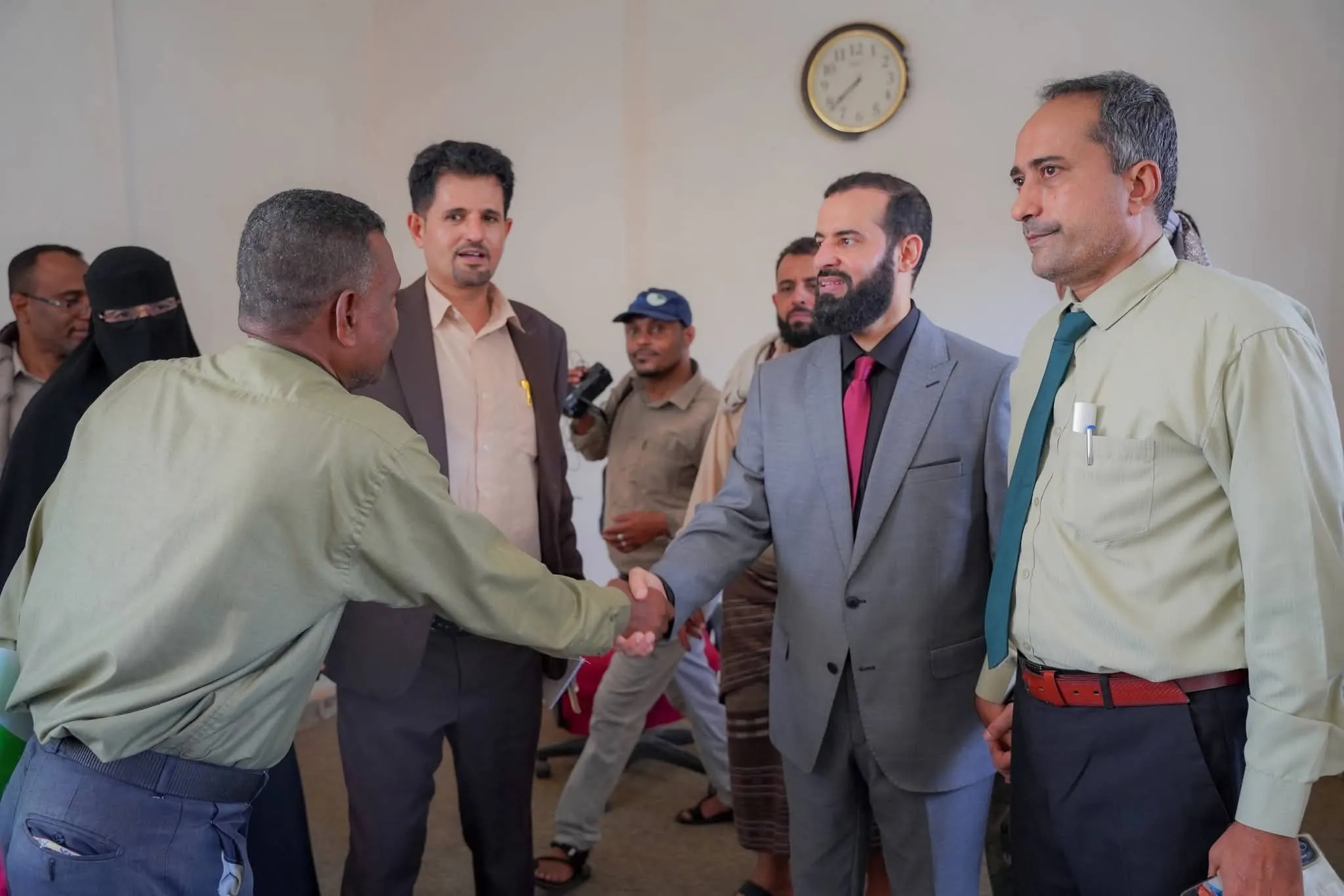 محافظ أبين يتفقد مستوى الإنضباط الوظيفي عقب إجازة عيد الفطر المبارك