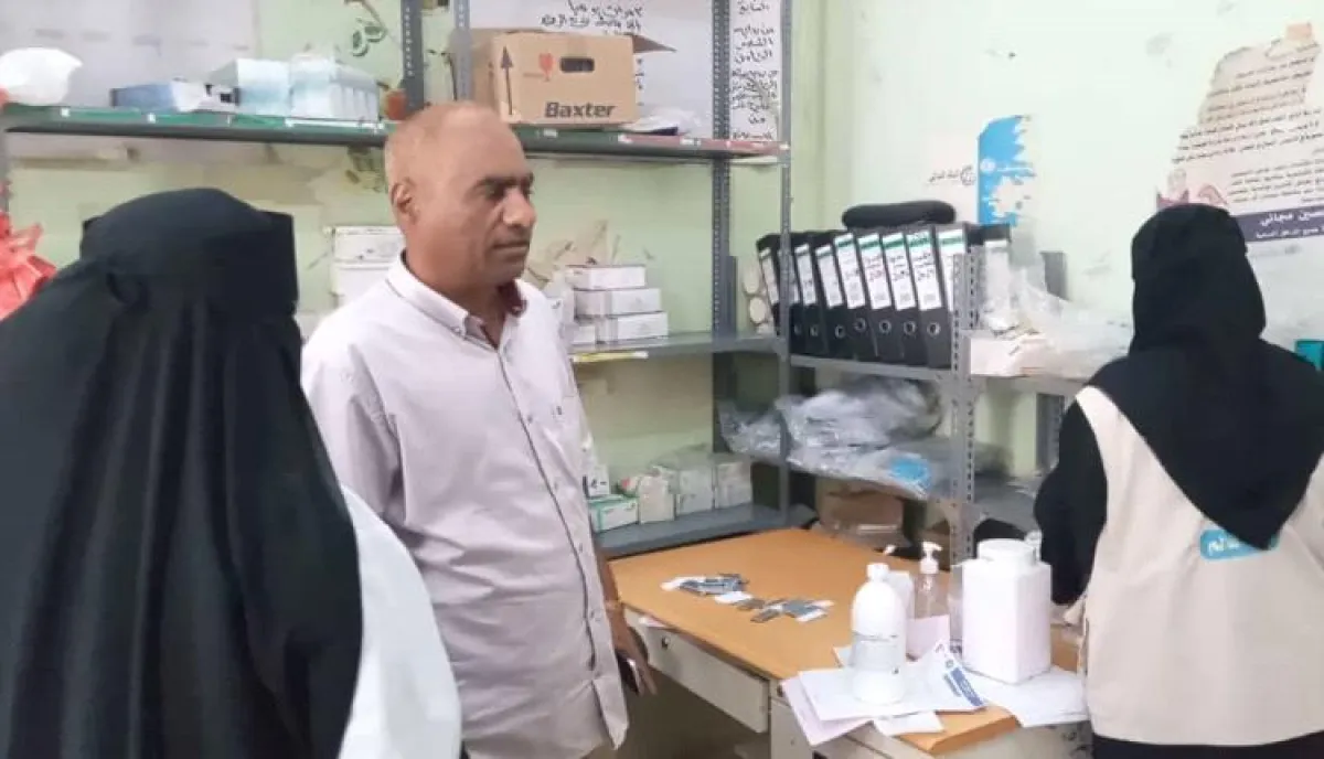 أبين.. مدير مكتب الصحة بمديرية زنجبار يطلع على سير العمل بالوحدة الصحية في منطقة عمودية بمديرية زنجبار