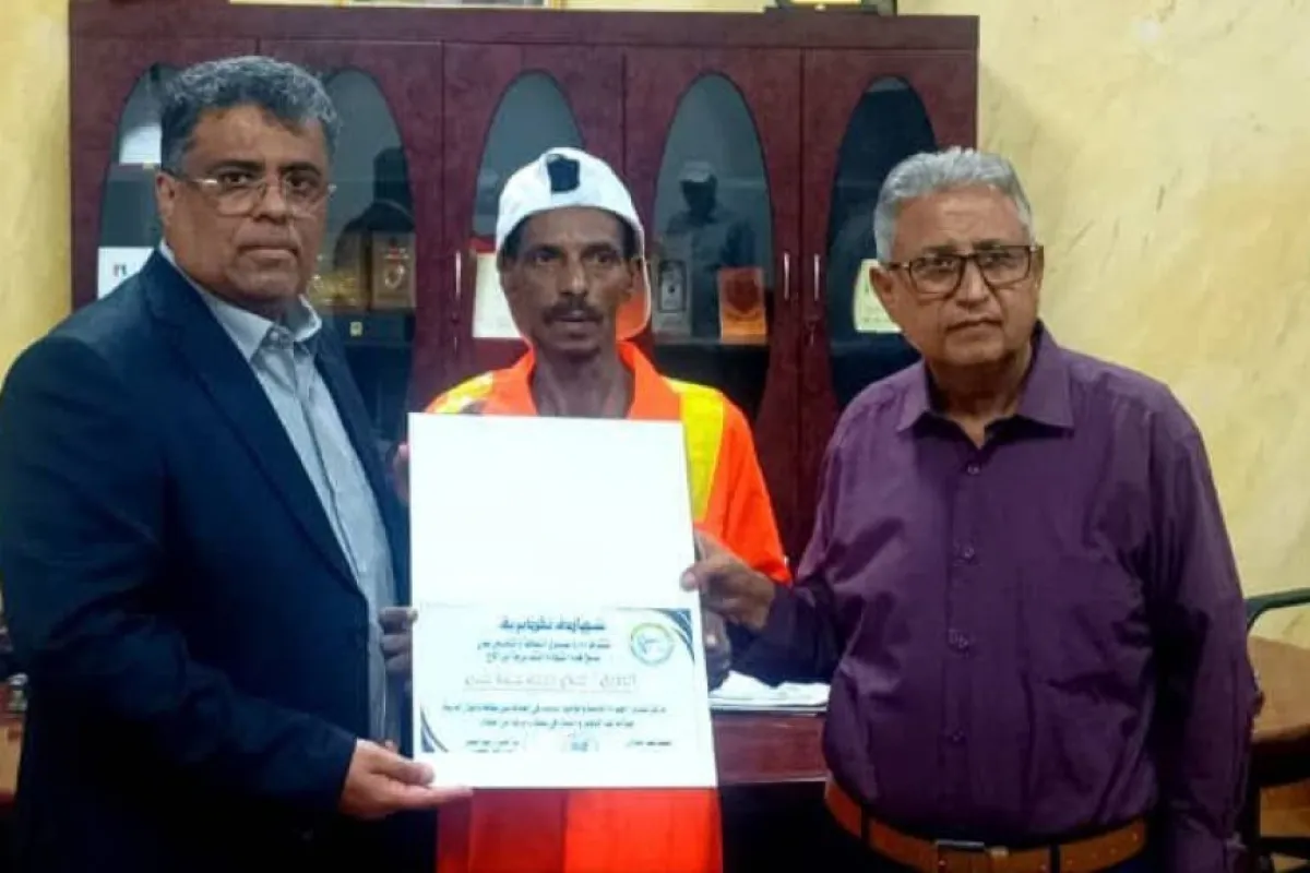 السلطة المحلية بعدن تكرم عامل النظافة / عصام محمد عبده حسن 