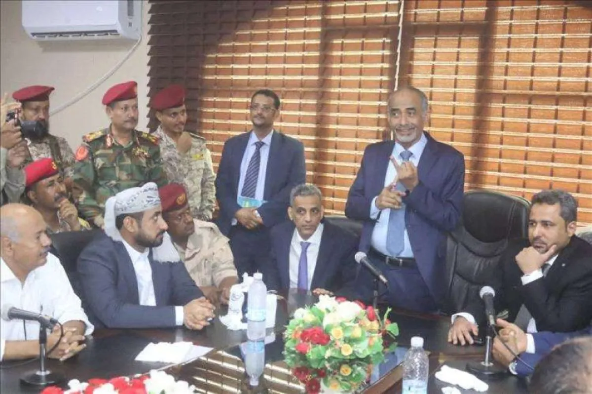 موقف حازم لعضو الرئاسي (الصبيحي).. غياب (علم الجمهورية) خلال مراسم تسليم محافظ لحج (الحالمي) يثير جدلا