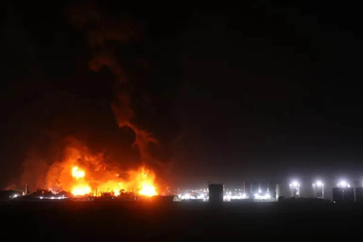 بالفيديو.. حريق هائل في مطار الكويت إثر هجوم إيراني والكويت تؤكد إسقاط (5) مسيرات