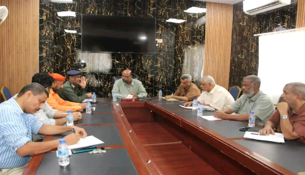 المكلا تستنفر لمواجهة المنخفض الجوي.. اجتماع طارئ وإجراءات عاجلة على الأرض