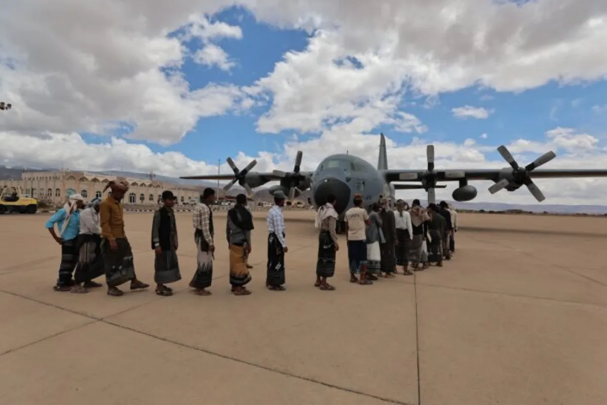 القوات المشتركة تسير رحلة لنقل 73 طالبًا من سقطرى إلى حضرموت لاستكمال دراستهم