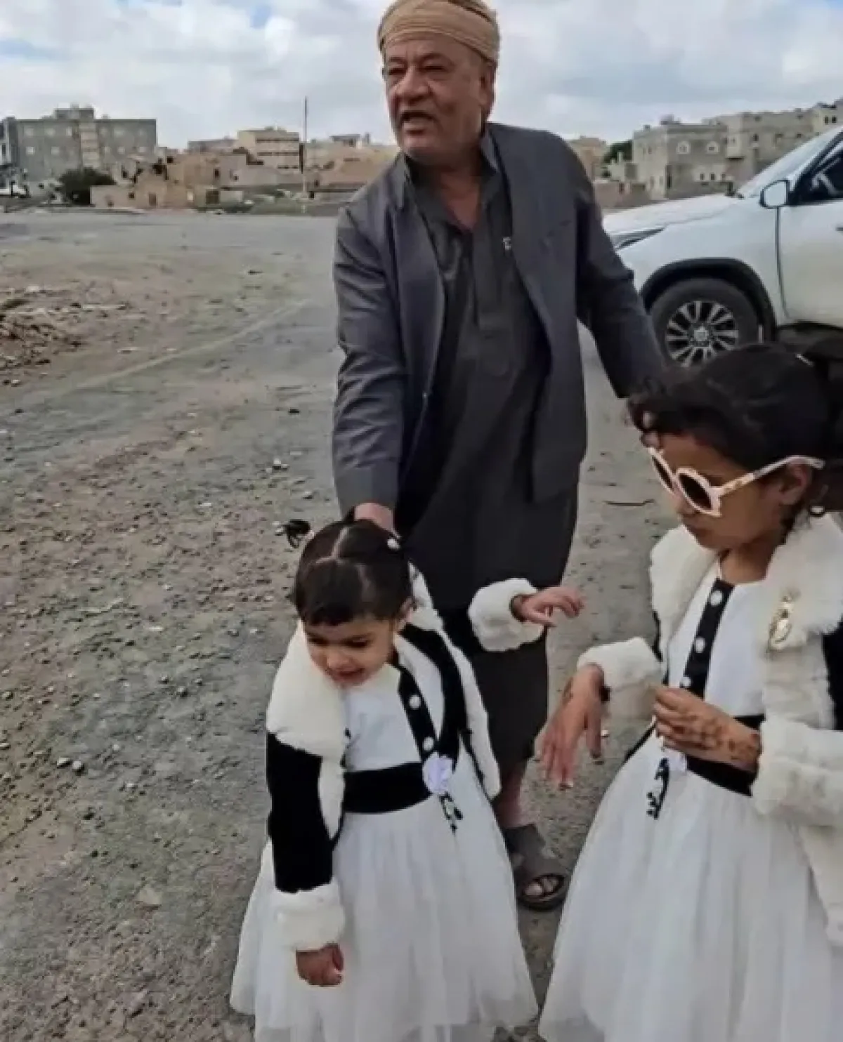 غضب عارم بعد انتشار فيديو لرجل مسن يتعرض لإجبار وإهانة في الحدا بمحافظة ذمار