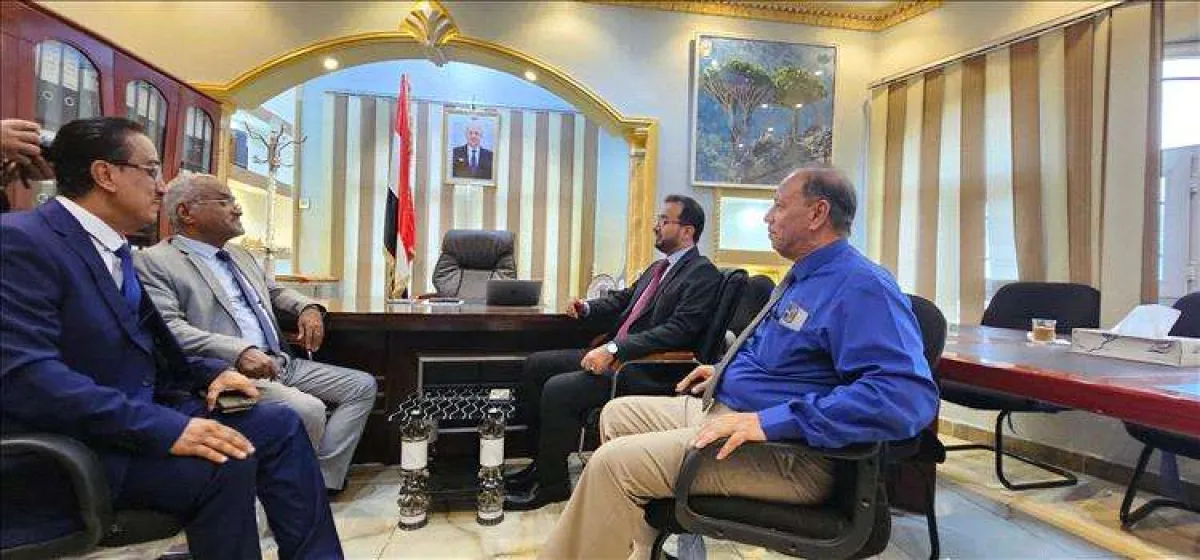 وزير الخدمة المدنية سالم العولقي يشيد بمستوى الانضباط الوظيفي في وزارة الإدارة المحلية