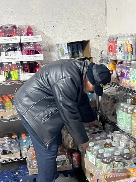 صورة للبرلماني اليمني أحمد حاشد وهو يعمل في محل بأمريكا 