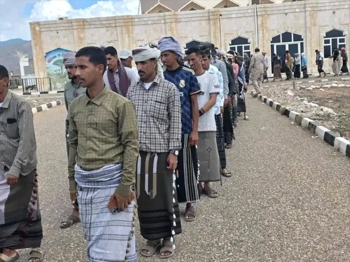 القوات المشتركة تُسيّر رحلة جوية لنقل طلاب كليتي الدفاع الجوي والشرطة من سقطرى إلى سيئون