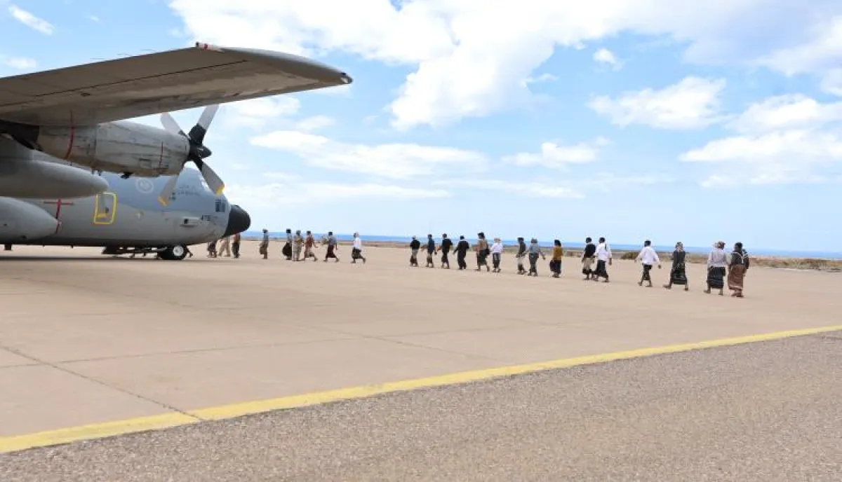 القوات المشتركة تُسيّر رحلة جوية لنقل طلاب كليتي الدفاع الجوي والشرطة من مطار سقطرى الدولي الى مطار سيئون