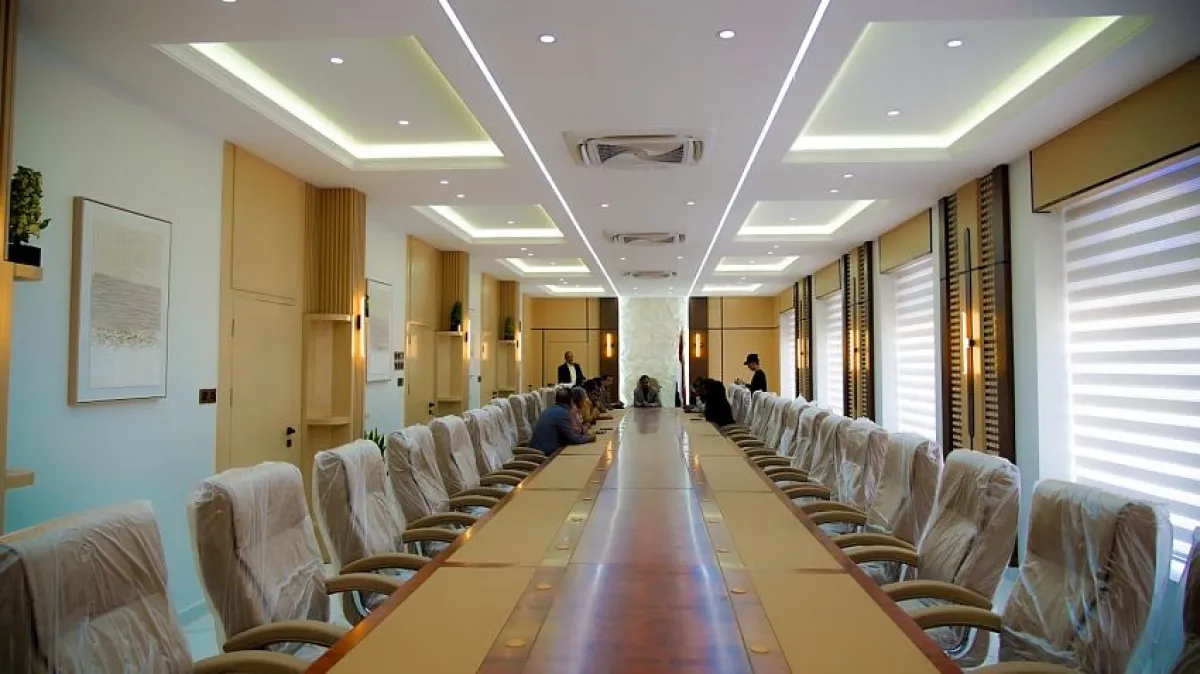 محافظ شبوة يطّلع على تطوير مستشفى شبوة بدعم سعودي ويشيد بمشاريع البنية التحتية