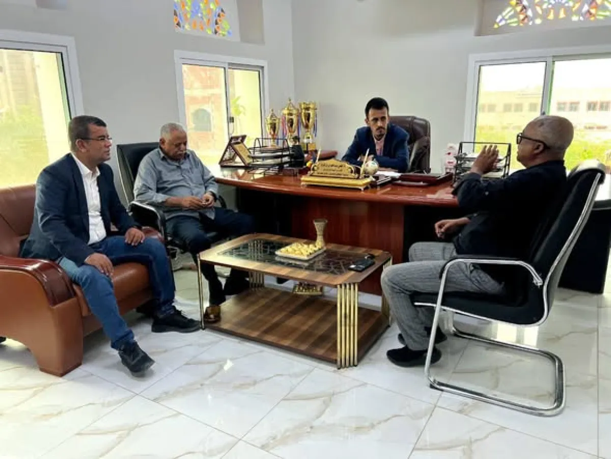 وكيل حضرموت الجيلاني يتفقد الانضباط الوظيفي في عدد من المرافق الحكومية بعد إجازة عيد الفطر المبارك