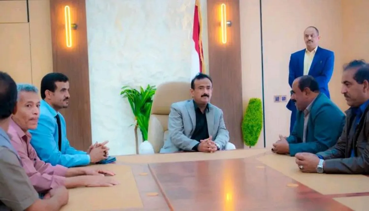 المحافظ بن الوزير يشدد على تعزيز الانضباط والارتقاء بالأداء الوظيفي ويؤكد المضي نحو إصلاح الاداء الإداري