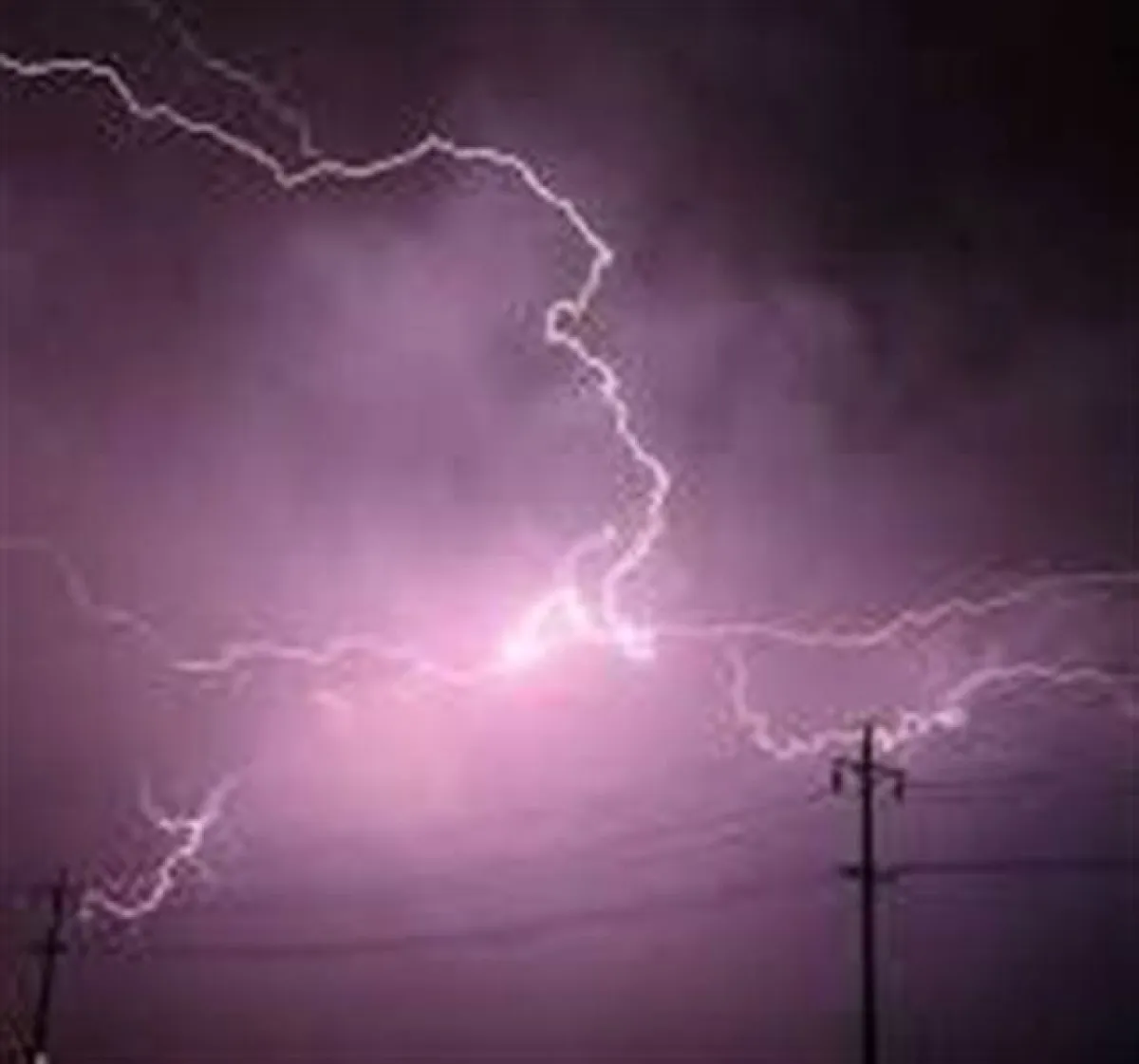 أمطار رعدية تضرب 18 محافظة يمنية خلال ساعات.. والأرصاد تحذر من السيول والضباب