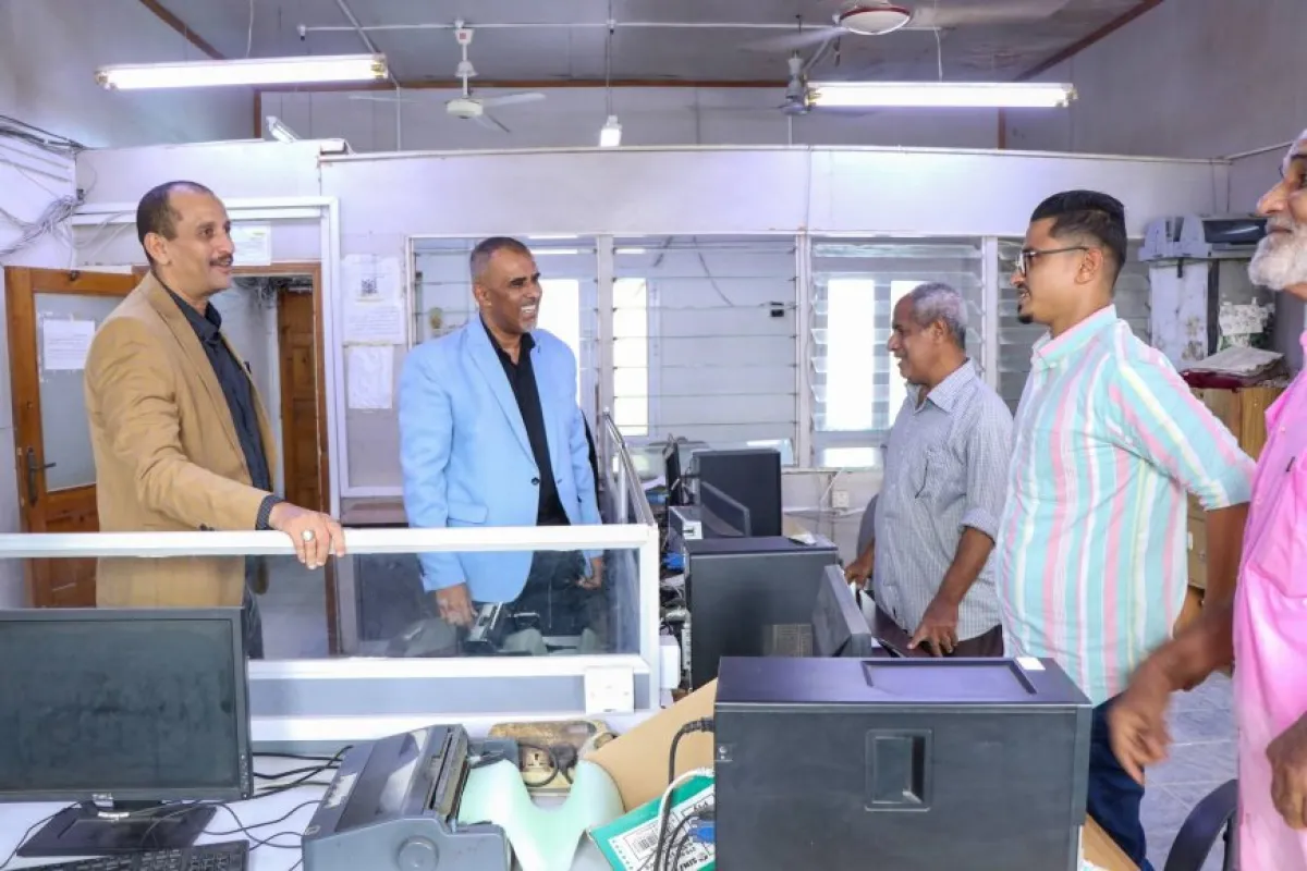 وكيل محافظة عدن يتفقد مستوى الانضباط الوظيفي في المؤسسة المحلية للمياه 