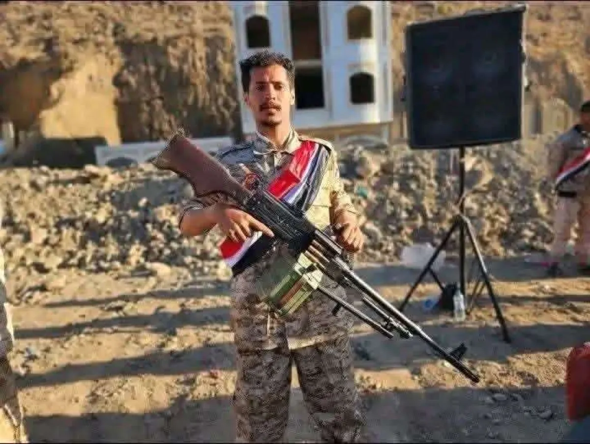 شاب ينت،حر في حي الدحي بتعز بسبب ضغوط حياتية ومعيشية