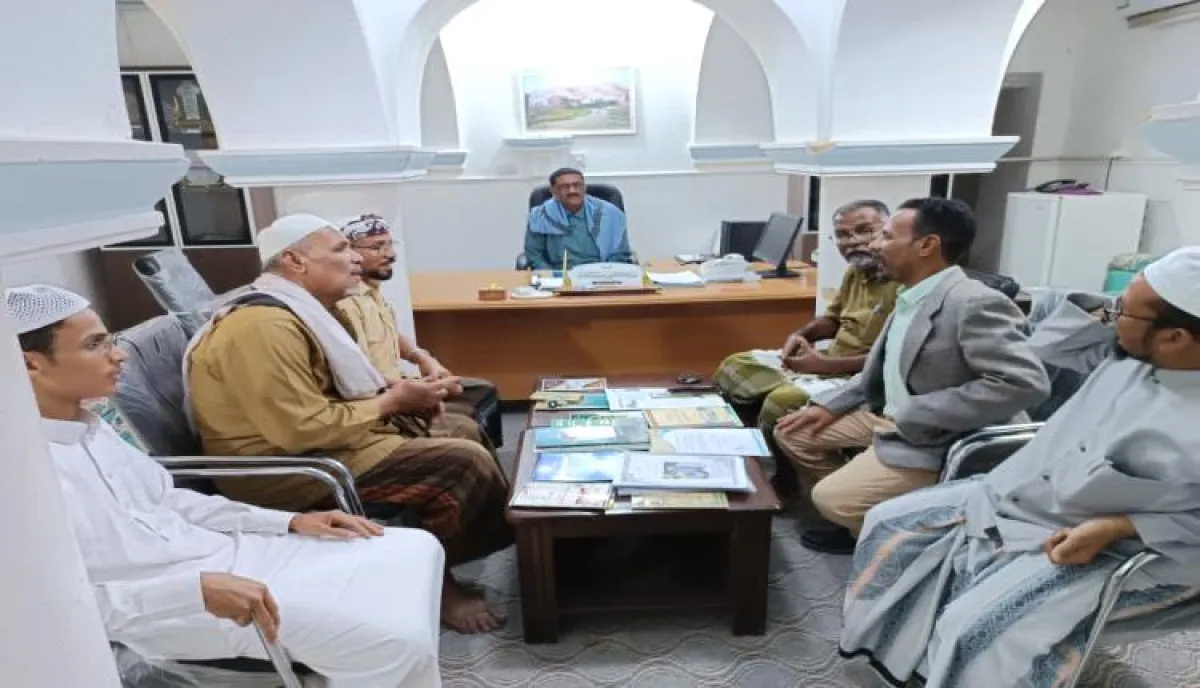 خلال استقباله المهنئين.. مدير عام تريم يشدد على الانضباط الوظيفي وخدمة المواطنين