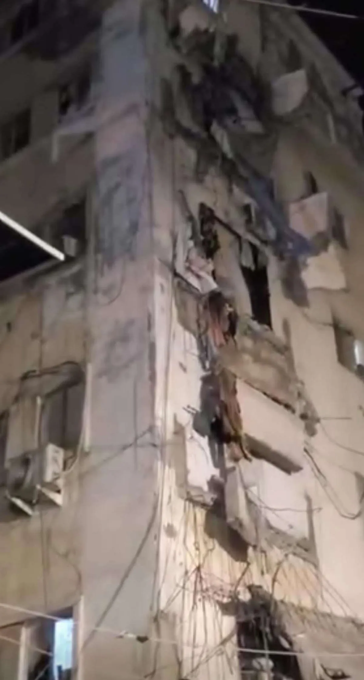 عاجل:انهيار خمس بلكونات في عمارة "مأرب" بالمعلا بعدن يثير الذعر