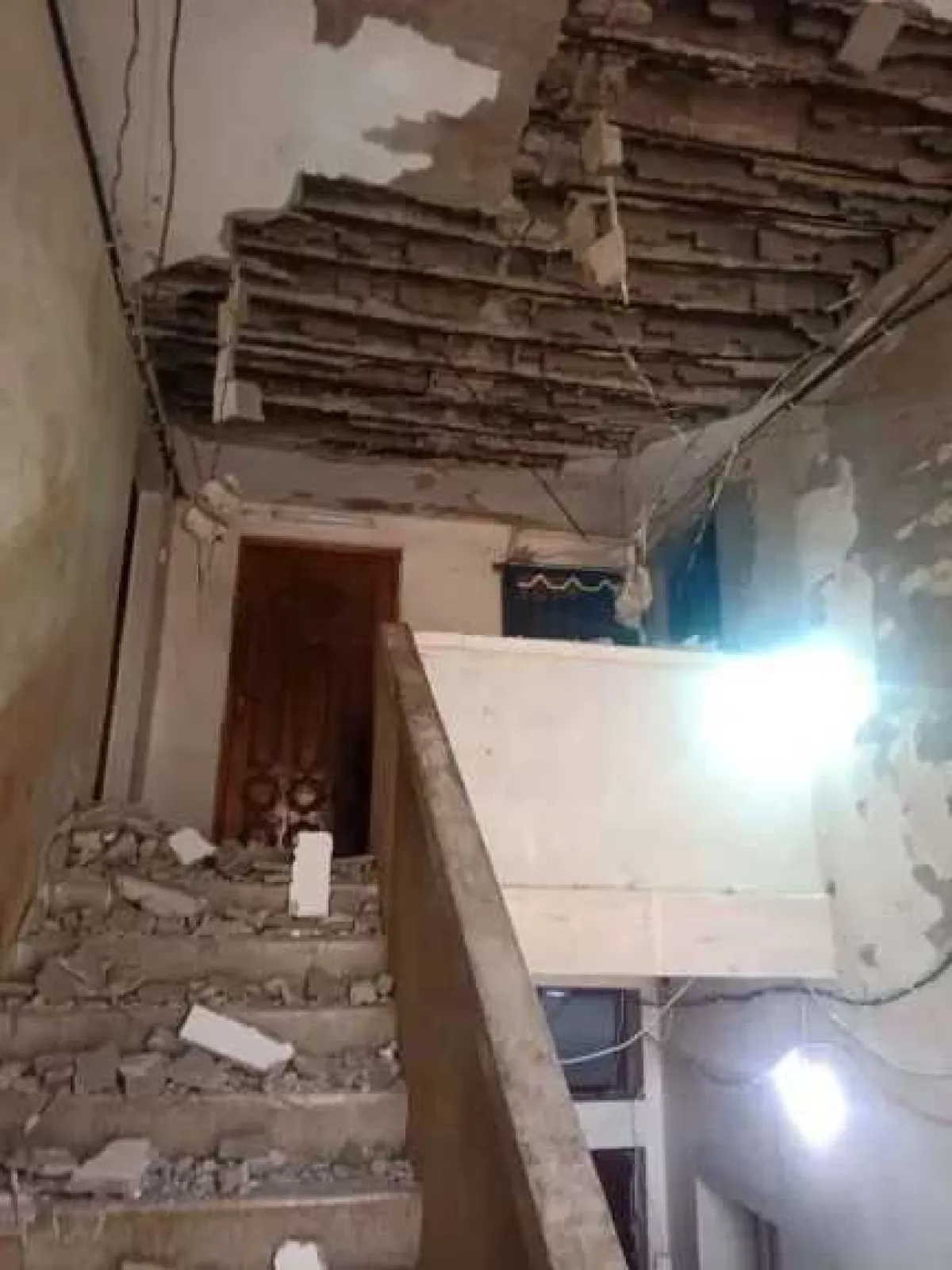 رعب يخيم على ”المعلا”! انهيار جزئي لعمارة سكنية ومخاوف من كارثة وشيكة