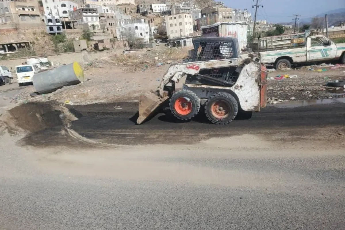 تعز.حملة ميدانية لرفع مخلفات الأتربة وتنظيف عبارات السيول في وادي القاضي بمديرية القاهرة