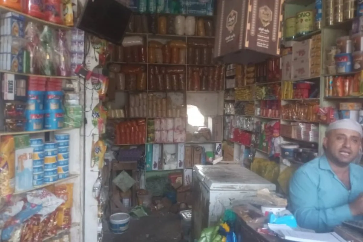 تعز... محلات تتعرض لسرقة من قبل مجهولون في سوق مفرق جبل حبشي.