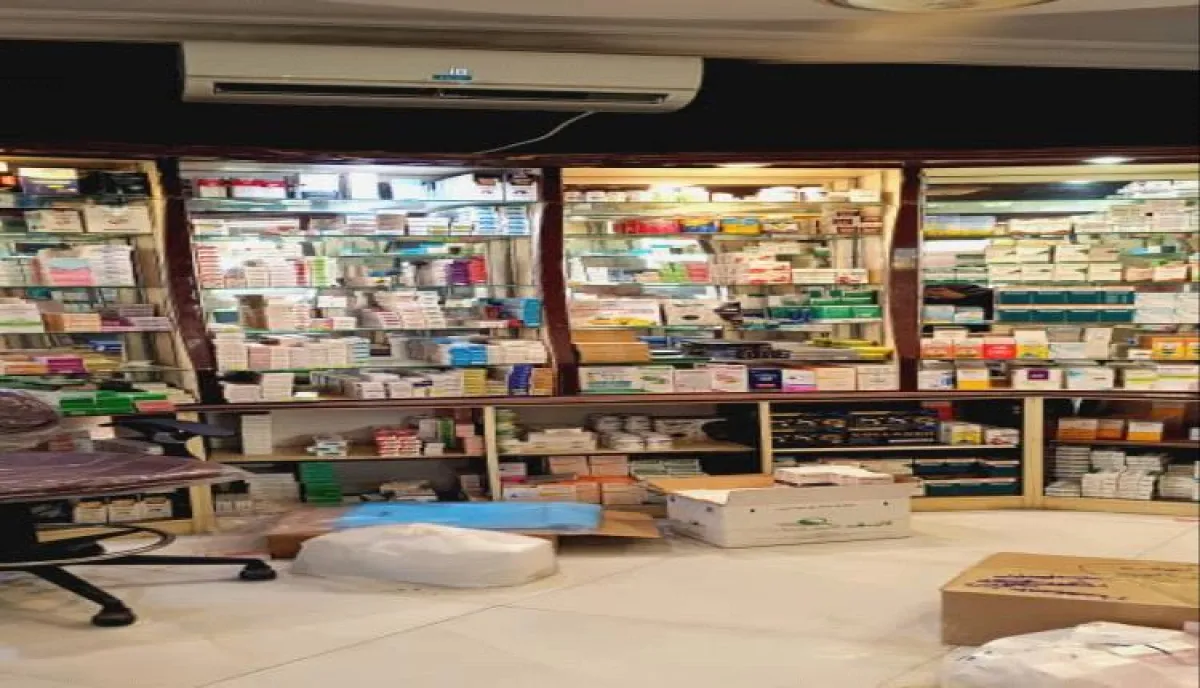 صحة ساحل حضرموت تغلق صيدلية في المكلا لبيع أدوية منتهية الصلاحية