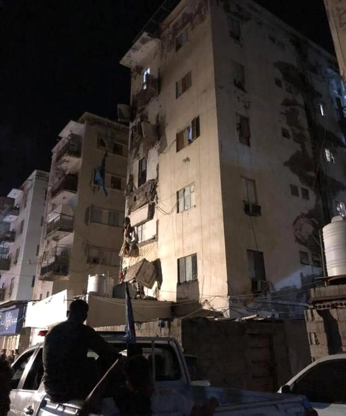 خطر كان متوقعًا.. انهيار بلكونات عمارة “مأرب” يكشف واقع المباني القديمة في المعلا