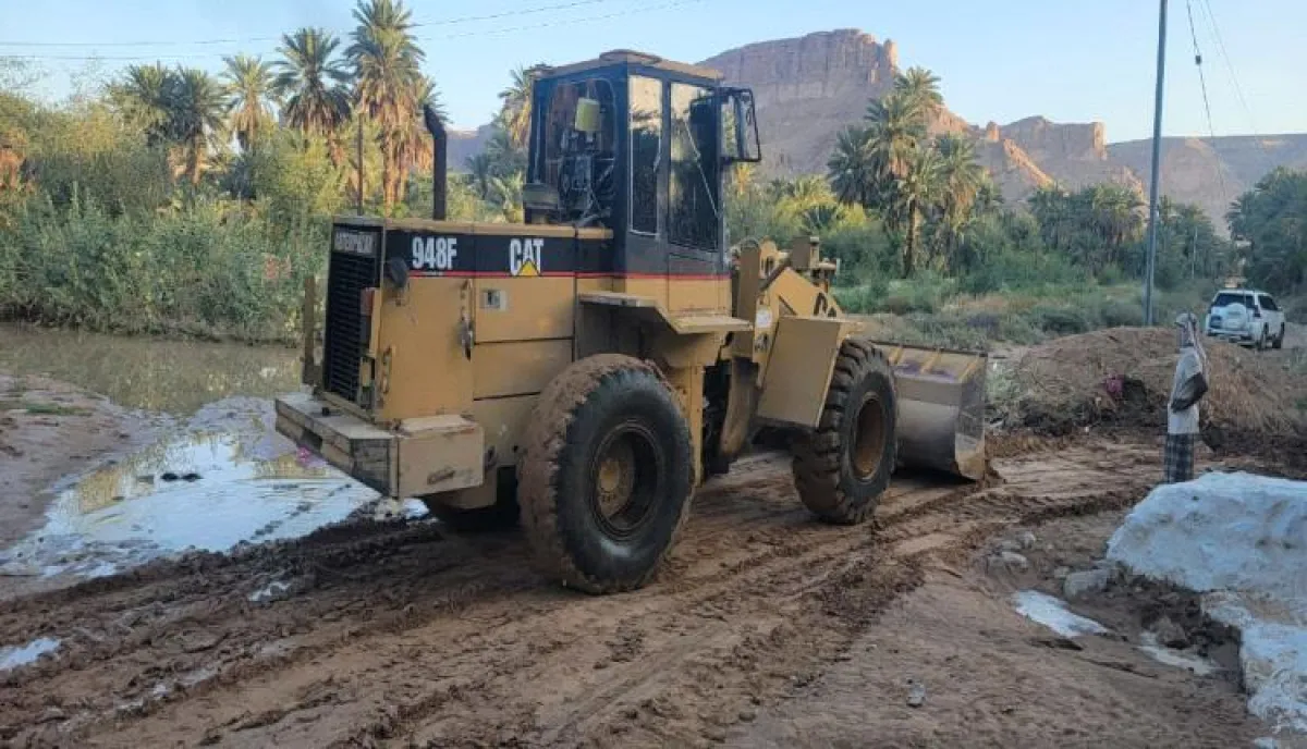 الأشغال العامة بتريم تواصل فتح مجاري السيول وإزالة المخلفات ضمن إجراءات احترازية لمواجهة الأمطار