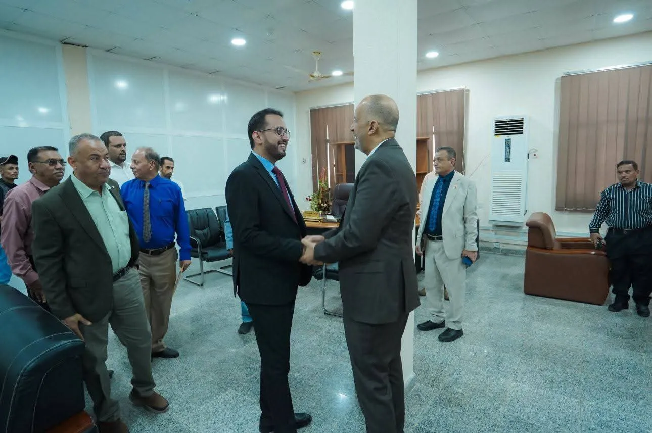 وزير الخدمة المدنية يتفقد الانضباط الوظيفي في أول يوم دوام بعد إجازة عيد الفطر