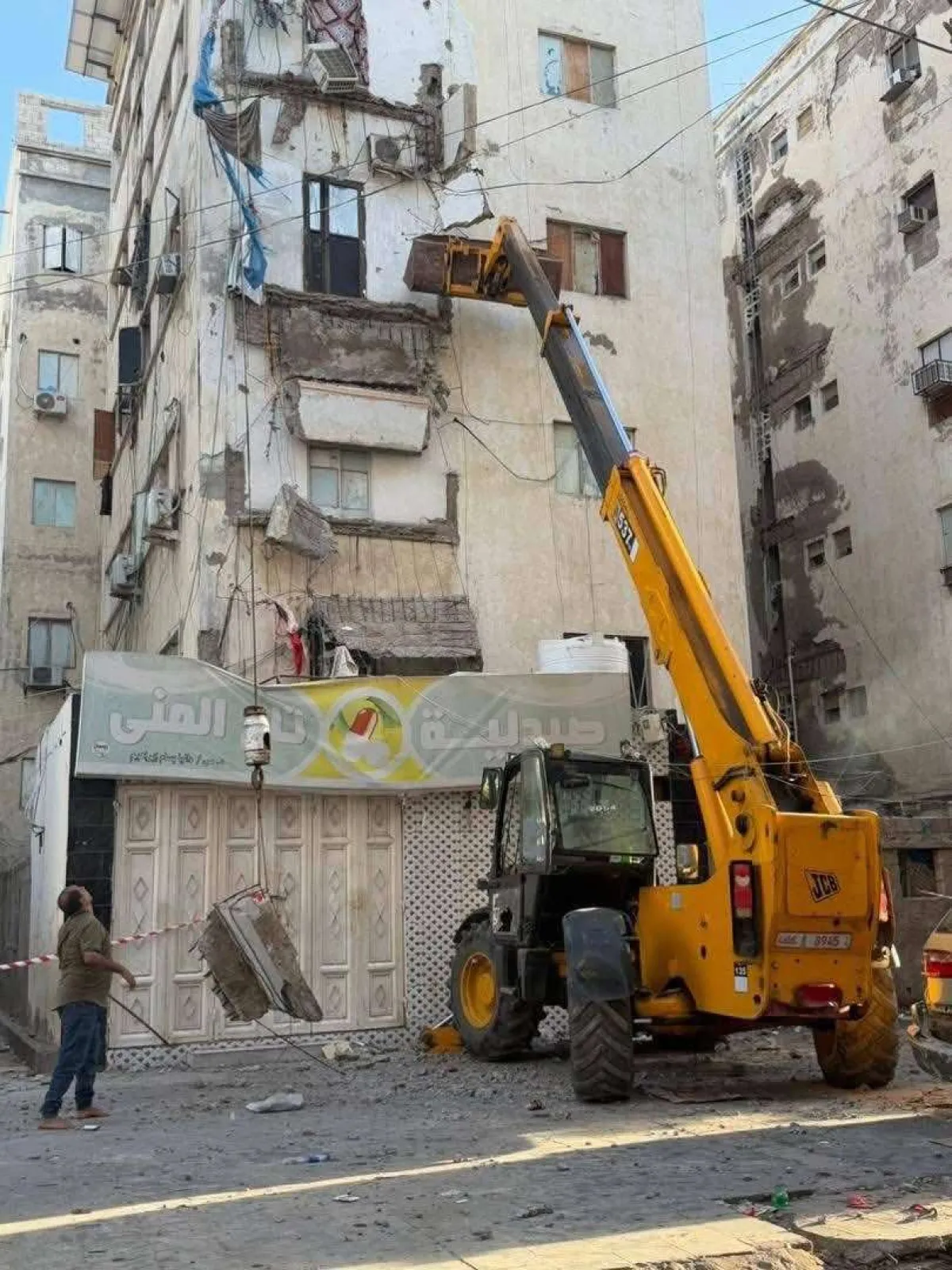 تحرك عاجل في المعلا: إزالة كتل خرسانية مهددة بالسقوط في عمارة مأرب لحماية الأرواح
