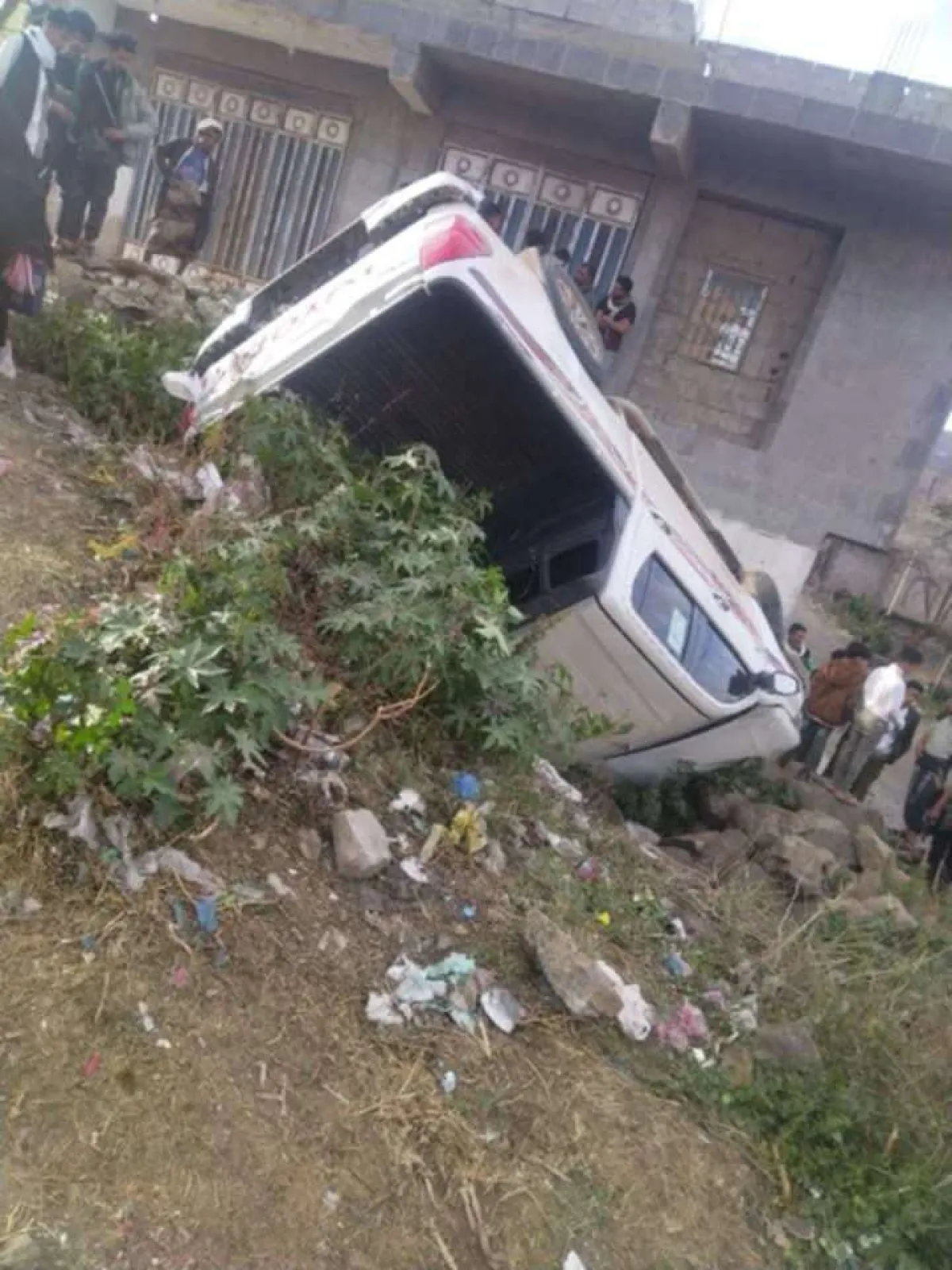 انقلاب سيارة في الظباري وتحذير للسائقين