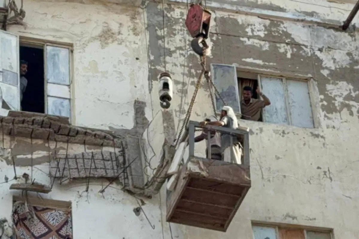 البدء بإزالة الكتل الخرسانية المعلقة في البلوكانات المنهاره لعماره مأرب 