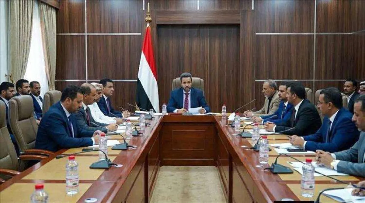 محافظ لحج يرفع علم اليمن