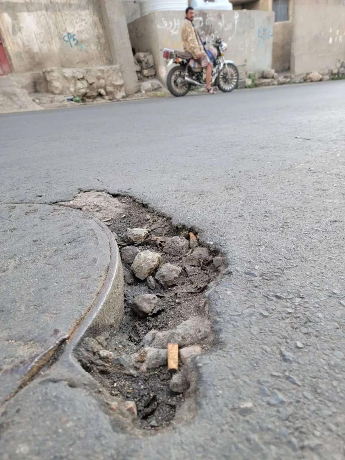 مواطنون يطالبون بترميم شارع الفرن عقب حدوث هذا الامر المؤسف (صور)