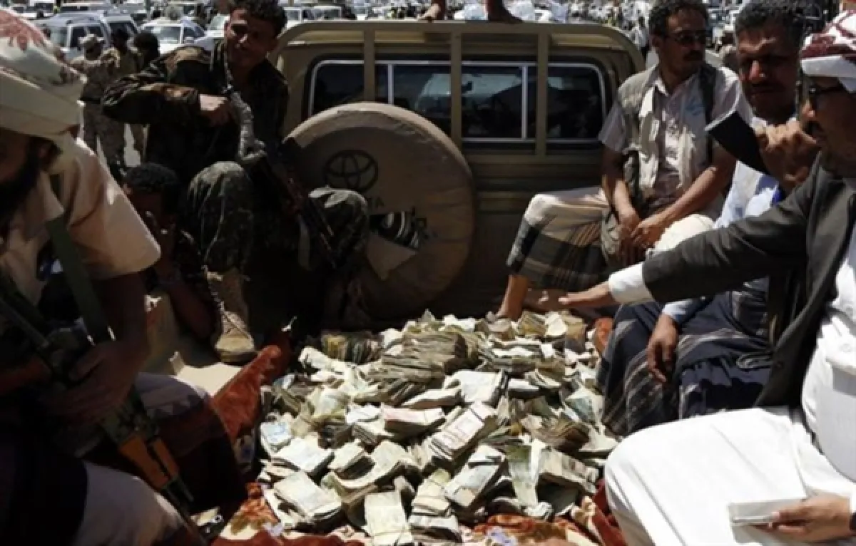 إب.. ميليشيا الحوثي توسع نطاق الجباية القسرية لتشمل المسافرين على طريق "نقيل سمارة" الاستراتيجي